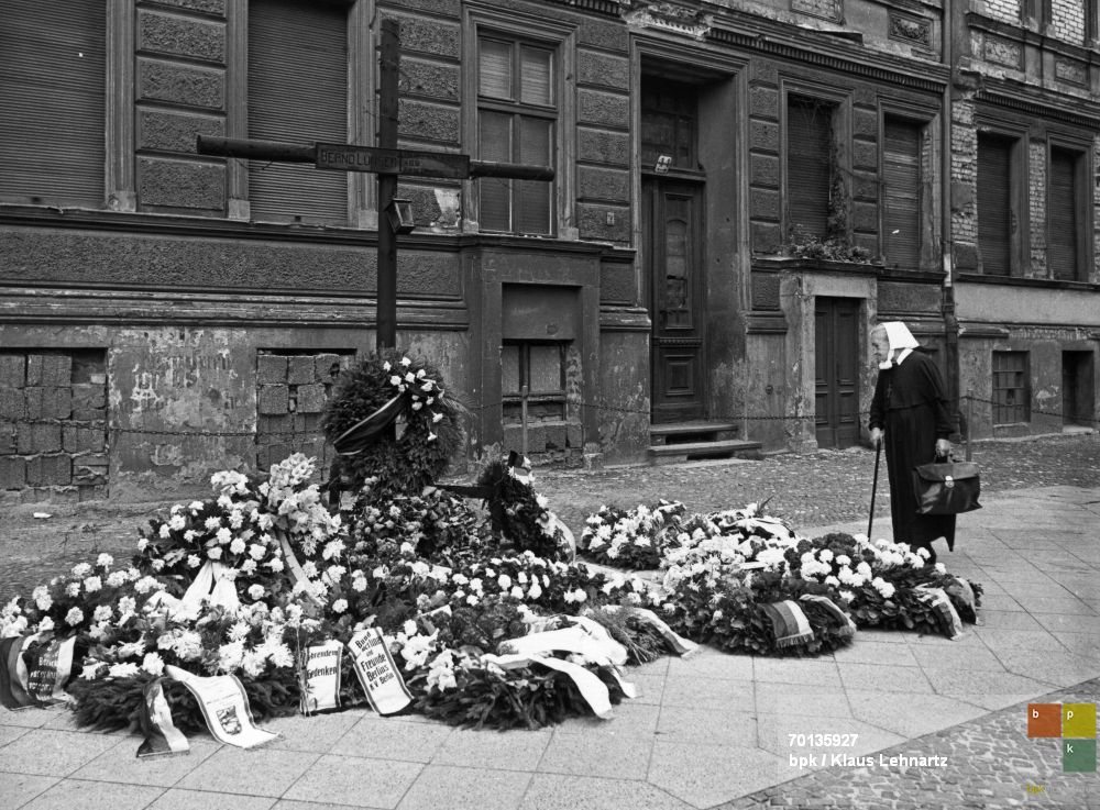 bpkimages's tweet photo. Heute vor 60 Jahren sprang der 22-jährige Ostberliner Student Bernd Lünser auf der Flucht vor zwei #DDR-Grenzpolizisten vom Dach der #BernauerStrasse 44. Er verfehlte das Sprungtuch der West-Berliner Feuerwehr und war auf der Stelle tot. #Maueropfer
Foto: bpk / Klaus Lehnartz https://t.co/9m1SQjWb4f
