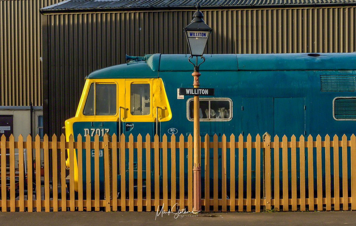 exmoortoday's tweet image. Image of the day - Class 35 'Hymek' Diesel No D7017 at Williton on the West Somerset Railway.

Go Large - msp.im/3ldTGGd

#d7107 #class35 #hymek #wsr #westsomersetrailway #williton #willitonstation