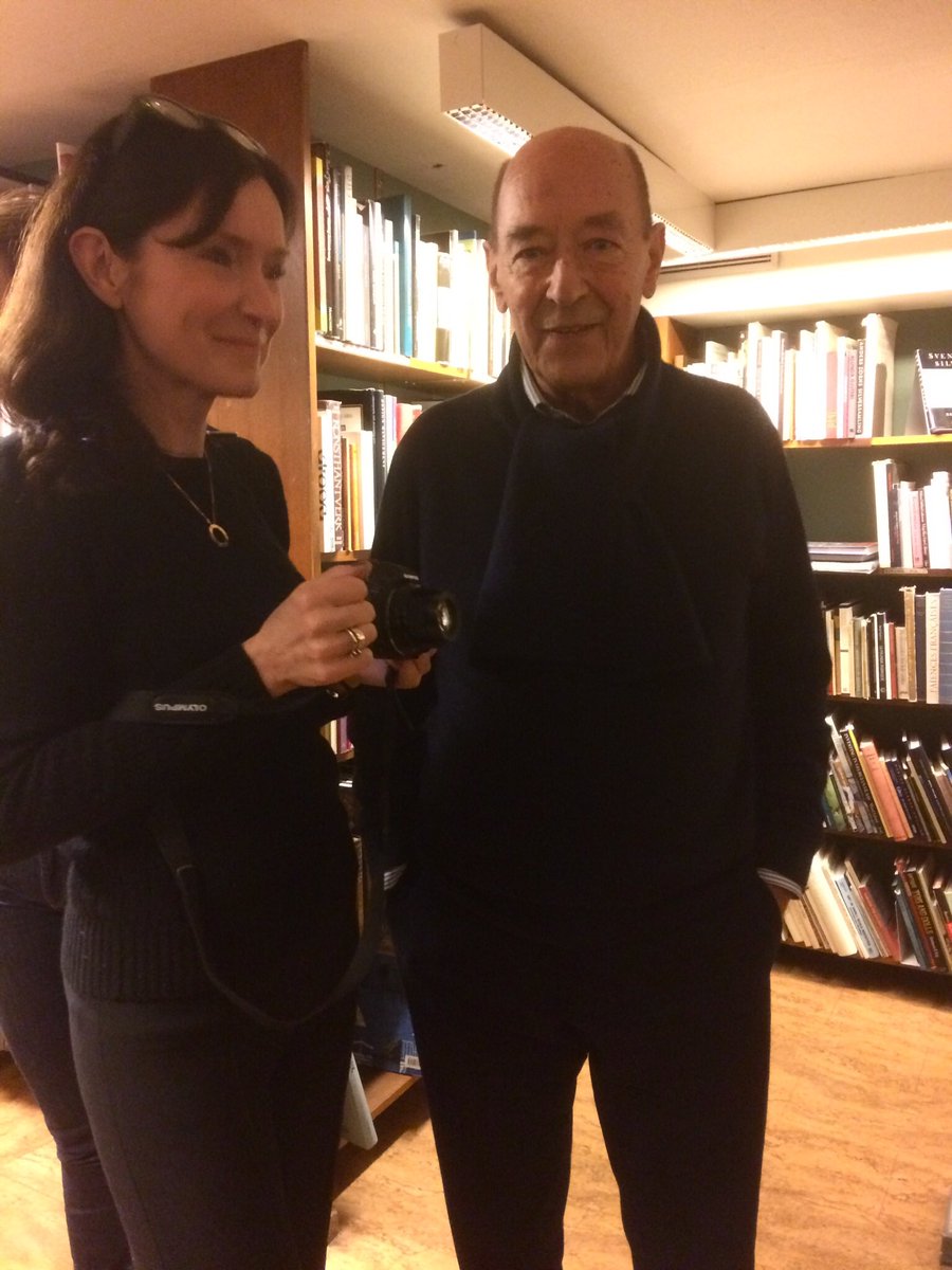 EvaMariaHall's tweet photo. Anders Hall.
Idag skulle min fina pappa ha fyllt 85 år. Så saknad.
Fotografi från releasen för pappas bok Hommage till ordbilden på Rönnells den 10/12 2016, här tillsammans med förläggaren Marie Arvinius.
#AndersHall
#Arvinius
#ArviniusFörlag https://t.co/SQdkZKXkOd