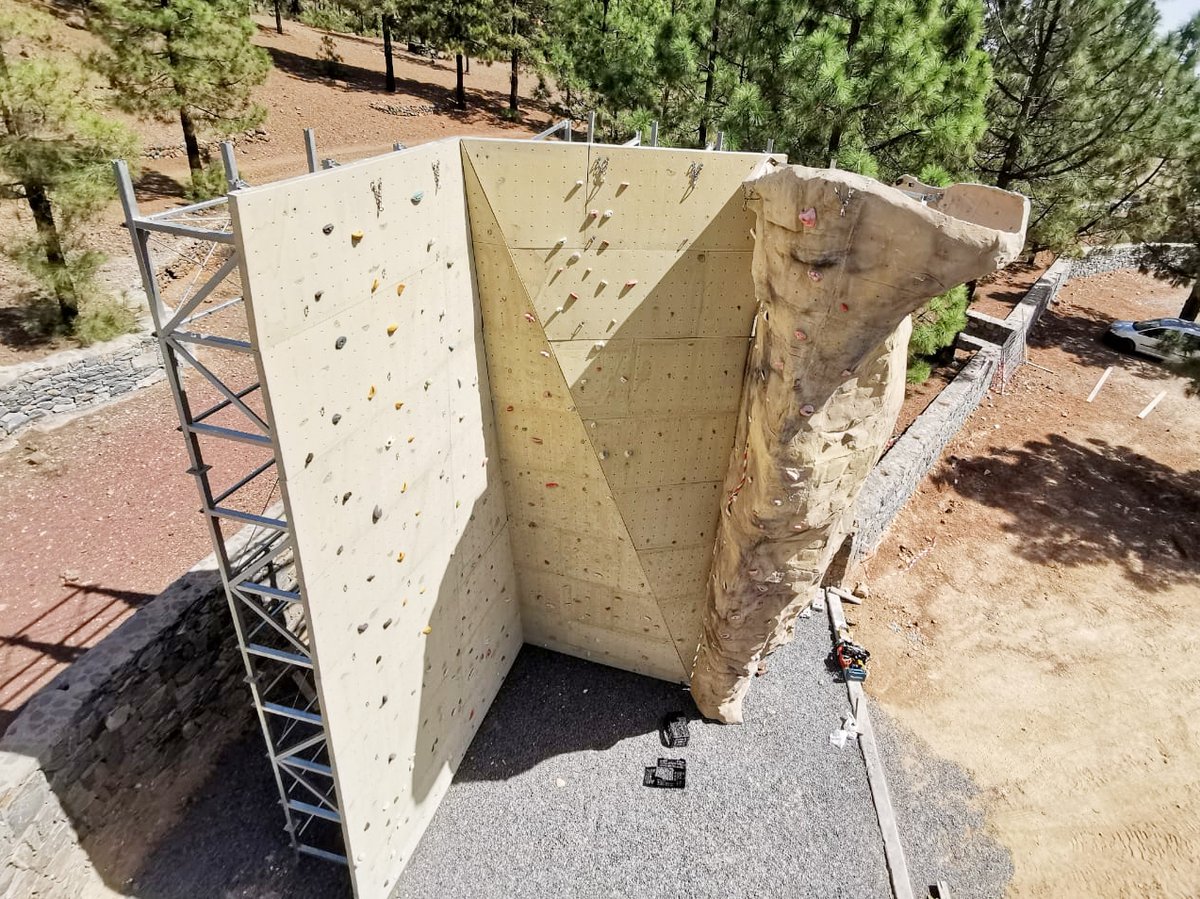 En #CanariasAventurero hemos finalizado el desmontaje, traslado e instalación de un rocódromo en Vilaflor, Tenerife. Os dejamos una imágenes del proceso de construcción y del increíble resultado final ¿Qué os parece? 😀

➡️ Visita nuestra web aventurerocanarias.com
