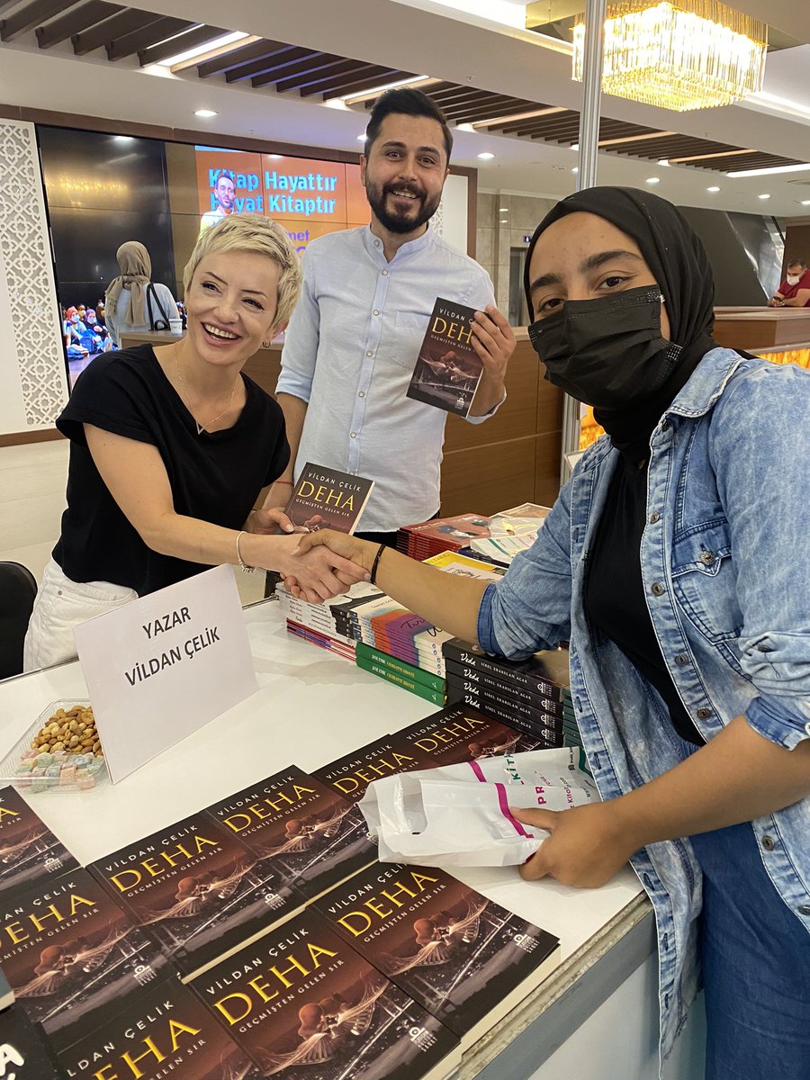 dehavildancelik's tweet photo. Gaziantep Kitap Fuarında çok güzel bir pazar günü geçirdik. İlgi gösteren herkese sonsuz teşekkürler. https://t.co/IdX9m8Qmf5
