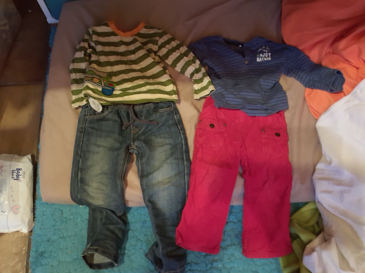 krumelmama's tweet photo. #wwkw heute mit:
Links: blau-graue Jeans und ein hell beige- grün geringelter Pulli. Der Halsausschnitt ist Orange und ein grüner Geländewagen ist unten an der Seite aufgenäht.
Rechts: rote Cordhose, dazu ein blauer Pulli mit dunkelblauen Streigen. Am Ausschnitt Knöpfe. https://t.co/YfYJBk5RRI