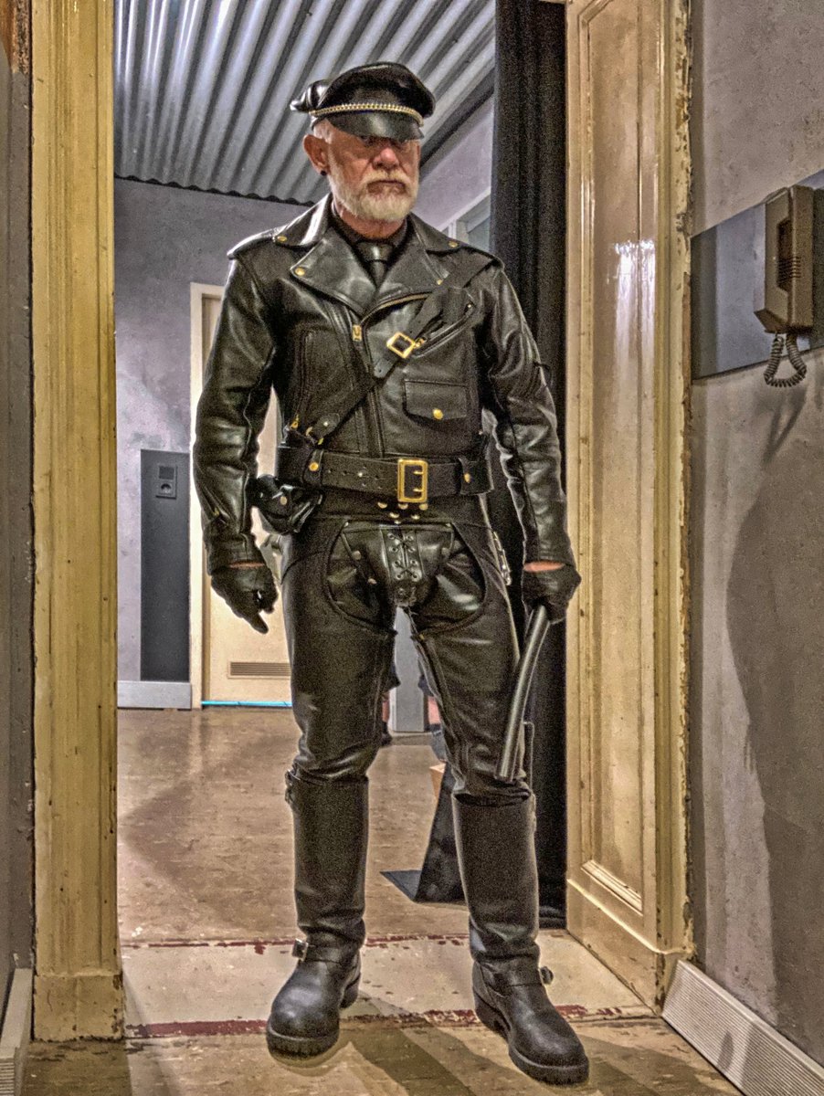 MasterTopXXL1's tweet photo. langlitz and the new underchapspants
#chaps #underchapspants #lederchaps #fetishchaps #ledermaster #master #masterslave #fetishberlin #gayberlin #dotado #xxl #bigdick #bulge #bulto #leatherbuge #bdsm #smmaster #bdsmextreme #langlitz #langlitzjacket https://t.co/DD18L8mMKS