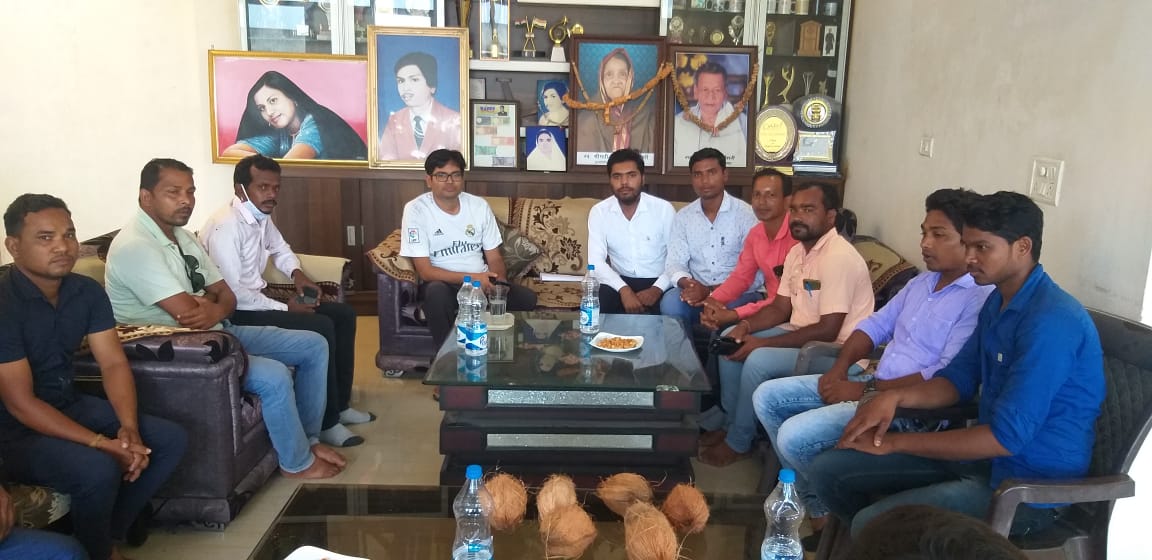 आज मेरे गृह ग्राम बायंग में सीएसईबी अर्थात छत्तीसगढ़ स्टेट इलेक्ट्रिसिटी बोर्ड में ठेकेदार के अंतर्गत कार्य करने वाले कर्मचारी साथी, मिलकर उनके साथ हो रहे अन्याय के बारे में मुझे बताये।