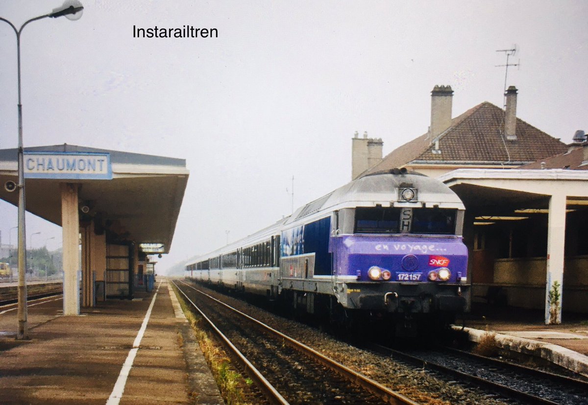europa_tren's tweet photo. La diésel Nez Cassé BB 72100 librea En Voyage con el Corail Intercité Paris Est-Basel en la Gare de Chaumont, año 2007. Foto: Ezequiel Pérez Martínez #EuropaTren #instarailtren #Sncf #Corail #Intercite #RegionEst #BourgogneFrancheComte #France🇫🇷 #FelizLunes https://t.co/U5ArA2EmYp