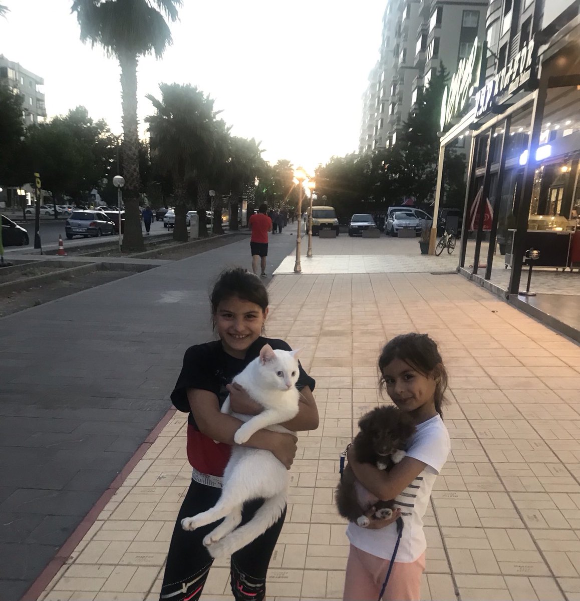 Sevgi en büyük koruyucudur…
#4EkimDünyaHayvalrıKorumagünü