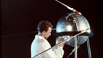 AboyneScience's tweet photo. #OnThisDayInScience 1957

The Soviet Union launched Sputnik (meaning "companion" or "fellow traveller"), the first manmade satellite, into orbit around the earth.

The craft circled the earth every 95 minutes at almost 20,000 miles per hour 500 miles above the Earth. https://t.co/dcGspQacdl