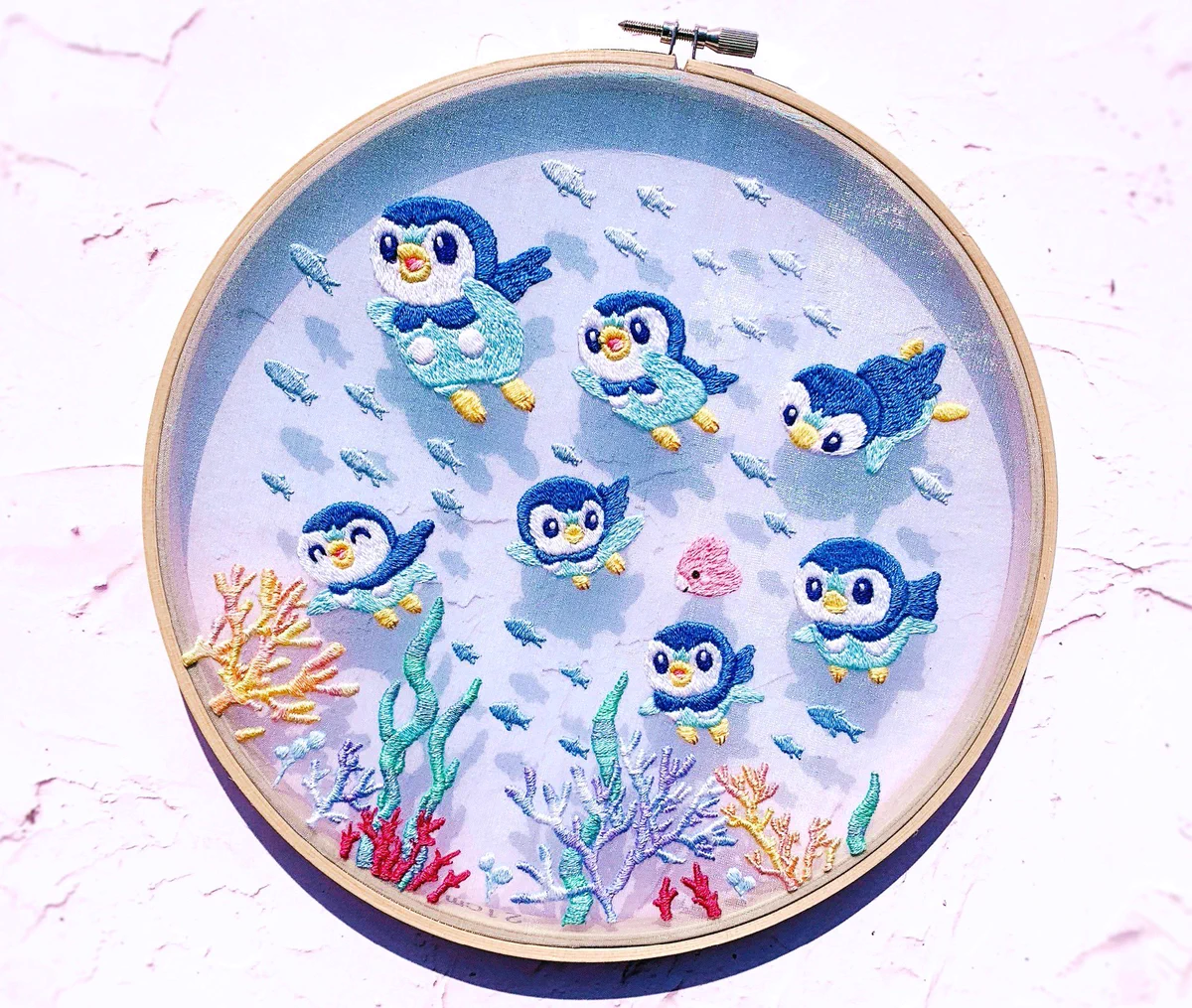 えっ？これ刺繍？？泳ぐポッチャマの刺繍作品の影の演出が素敵！
