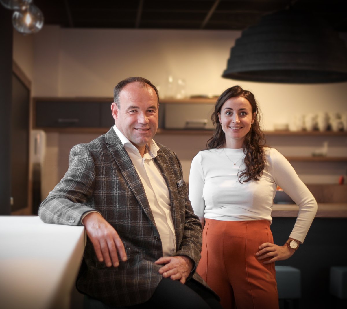 Per 1 oktober is Sanne Donker de nieuwe directeur van Janssen de Jong Bouw Zuid.🎉
“We zijn heel blij met deze stap en wensen Sanne veel succes”, aldus Louis Camps, algemeen directeur Cluster Wonen Janssen de Jong Groep 👉bit.ly/2WC6nAT
#LetsBuildHappiness
#gefeliciteerd