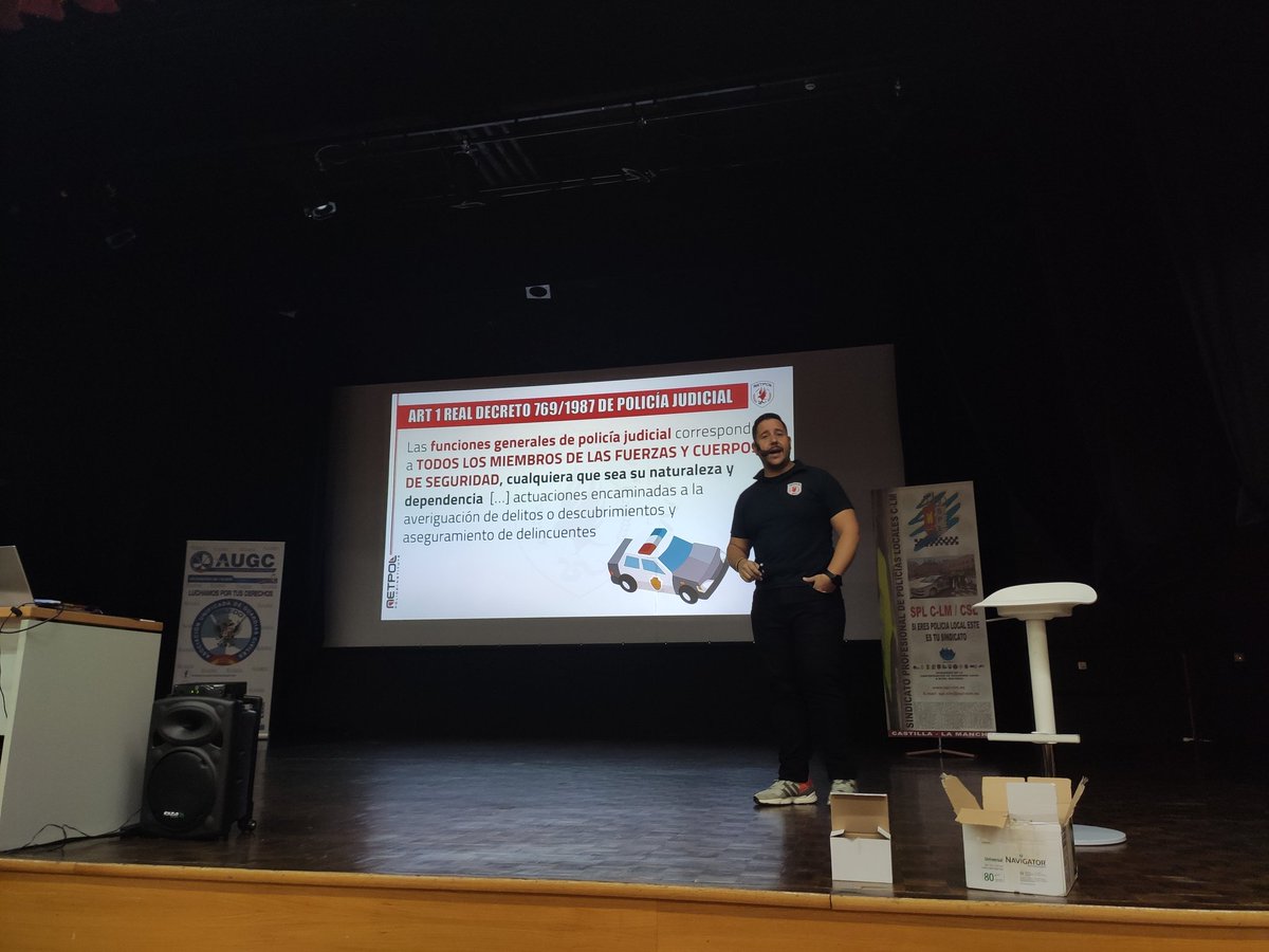 Inaugurado el curso de experto en código penal operativo por José Luis Martín, intendente jefe de la #PoliciaLocal de #Toledo y Juan José Pérez, Concejal de Seguridad ciudadana. Turno del formador el subinspector de #PolicíaNacional, Daniel Alonso. <a href="/netpol_es/">NETPOL</a> <a href="/AUGC_Toledo/">AUGC Toledo</a> <a href="/ClmSpl/">SPL-CLM</a>