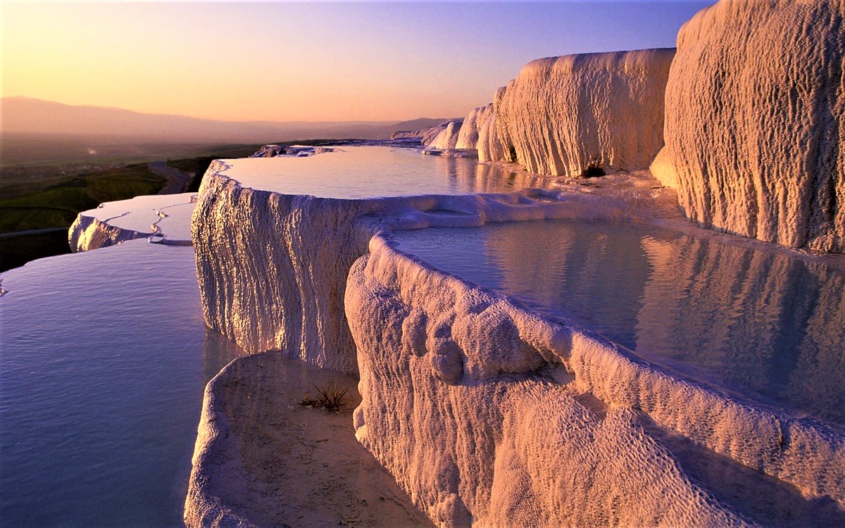 fieggentrio's tweet photo. Pamukkale – Turkije https://t.co/zzc8dpU72j

Het helderblauwe water ziet er nog mooier uit in deze witte rotsformatie. 
In totaal zijn er 17 verschillende plateaus met water, me...

#Paukkale #Turkije #Turkey #warmwaterbron #hotspring #primaveracalurosa #sourcechaude #HeißeQuelle https://t.co/1GaxHMQVY4