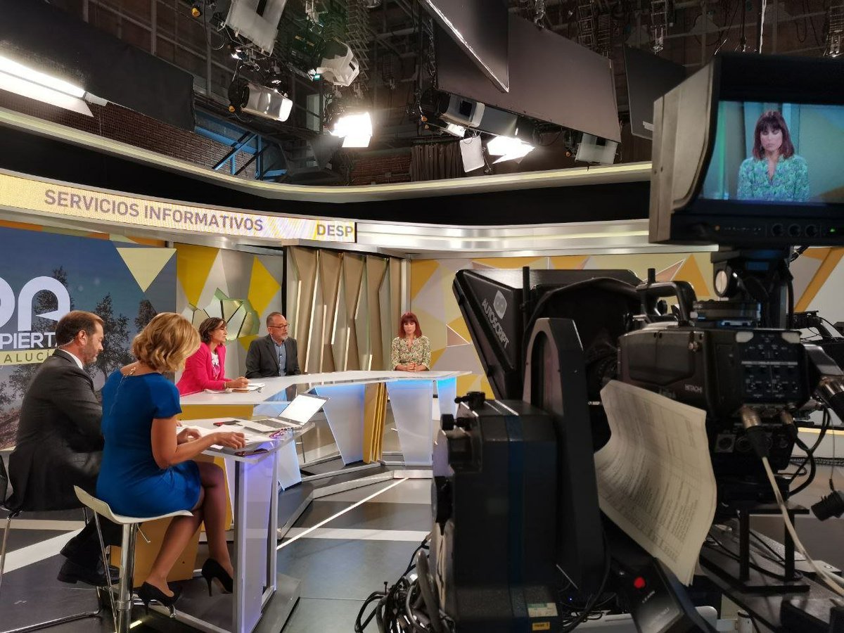 El personal de <a href="/peluymaquiCSur/">peluquería maquillaje</a> de <a href="/canalsur/">CanalSur</a> está en lucha porque se ha utilizado la pandemia para empeorar sus condiciones, que ya eran malas. Quienes sacan lustre a las caras de todos los políticos andaluces cobran el salario mínimo y han perdido derechos. ¡Estamos con ell@s!