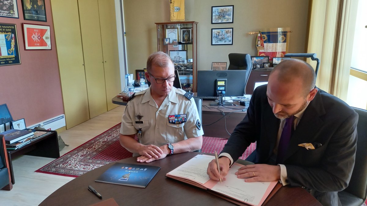 Signature du 1er contrat de réserviste spécialiste au COMSIC. Nommé commandant compte tenu de ses compétences en ingénierie, le CDT Aurélien servira son pays en aidant à l'exploration des innovations & technologies de communication
#JNR2021 #FiersDeNosRéservistes #GardeNationale