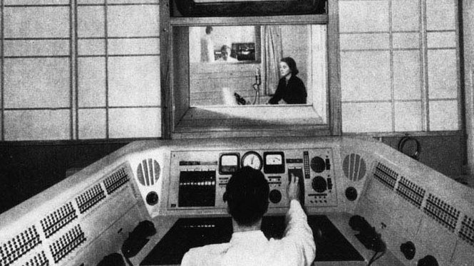 #4ottobre parte oggi su <a href="/RaiRadioTechete/">Radio Techete’</a> una serie che esamina il rapporto tra i letterati italiani e la #radio. I nostri primi 60 anni: dalla fondazione all'#EIAR, il dopoguerra, la nascita della tv. 
Da archivio #RAI al link bit.ly/3ovmRq1
#Cultura #poesia #letteratura