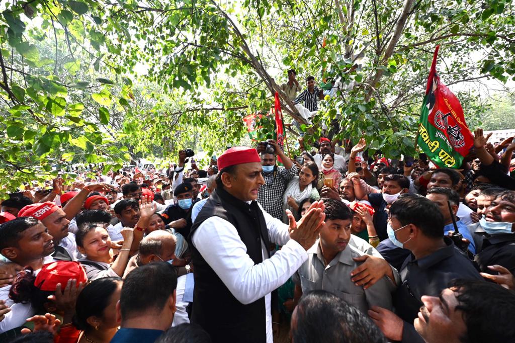 samajwadiparty's tweet image. लखीमपुर खीरी जा रहे माननीय राष्ट्रीय अध्यक्ष जी को दंभी सरकार के आदेश पर पुलिस ने किया गिरफ्तार।