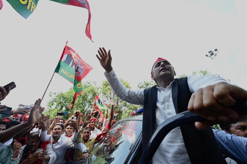 samajwadiparty's tweet image. लखीमपुर खीरी जा रहे माननीय राष्ट्रीय अध्यक्ष जी को दंभी सरकार के आदेश पर पुलिस ने किया गिरफ्तार।