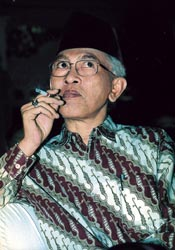 Hukum Rokok - KH. Abdul Wahab Ahmad

Sudah maklum kalau para ulama terbagi dua soal hukum rokok. Sebagian menganggap haram dan sebagian lagi hanya makruh. Setelah perenungan panjang yang tidak mudah, saya dulu memilih pendapat haram.