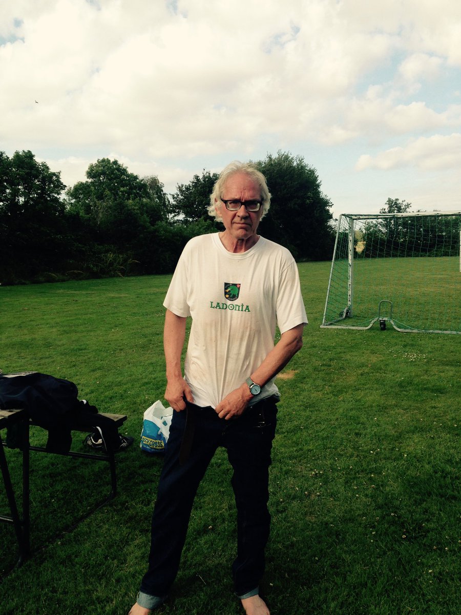 ”Allt är en fördel”, sa du. Så skulle det stå på din gravsten. Men det finns ingen fördel med att dö i en fruktansvärd trafikolycka.

Jag är glad att jag fick lära känna dig. Här är en text som jag skrev i natt om dig.

Lars Vilks 1946-2021. 

dn.se/kultur/lars-vi…