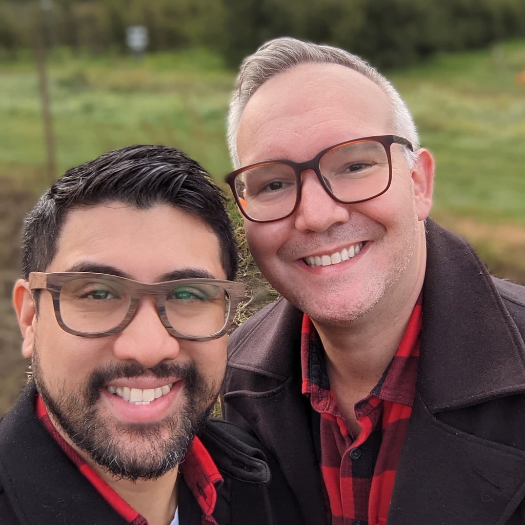 Arkmus's tweet photo. Pumpkin patchin' 🎃 and matching outfits 🧑🏻🤝🧑🏼 BASIC-ally fall 🍂🍃🍁!
.
.
.
.
#explorebc #pumpkinpatch #couplegoals #buffaloplaid #gaybaker #gaybaking #beardedbaker https://t.co/WgR5gMkMTc https://t.co/lSWz8cqPRP
