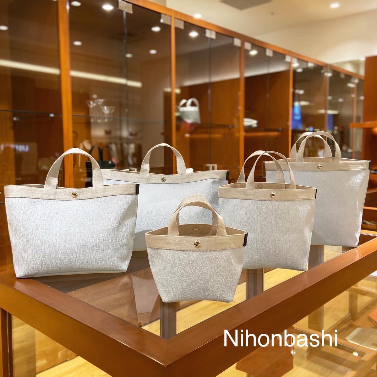 Herve_Chapelier's tweet photo. 【日本橋】　
白×黒のモノトーンコーデの差し色に✨
#アーティック×シルバー
写真右奥から時計回りに🕑
#725GP ¥97,900
#707GP ¥86,900
#701GP ¥66,000
#704GP ¥86,900
#705GP ¥97,900
代引き配送も承っております🚛
お気軽にお問い合わせ下さいませ🐵
⏰10:30~20:00
☎️03-6225-2842 https://t.co/9TUwtTM6Ke