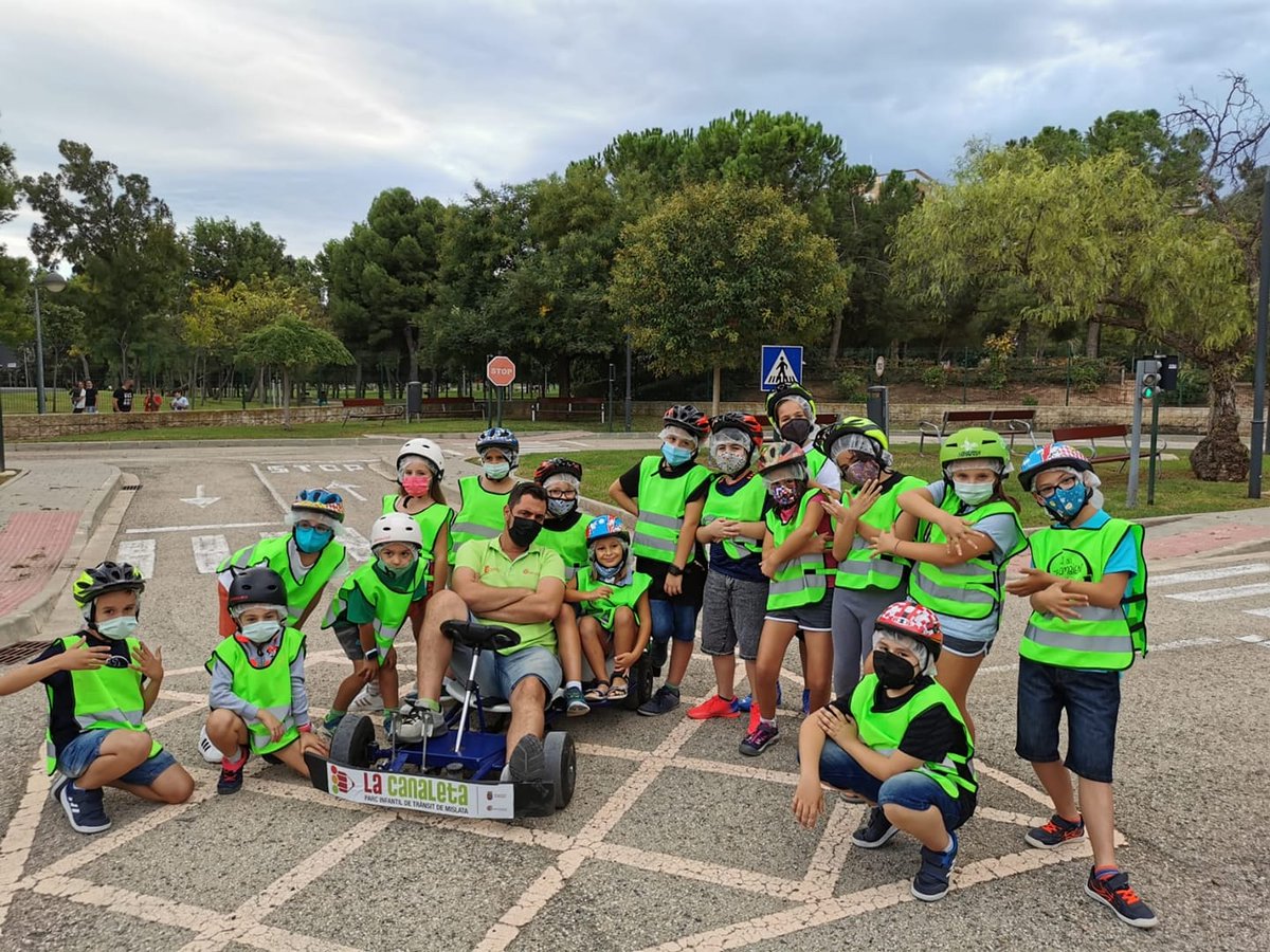 GrupAnimat1's tweet image. Después de un domingo completo de trabajo en el Parque Infantil de Tráfico, nos quedamos con esta imagen para resumir la reapertura... ¡Qué bien lo hemos pasado! Padres, madres, niños y niñas, han sido un verdadero amor 💜🧡
¡Mañana seguimos! #Animat_Style #EducacionVial #Mislata