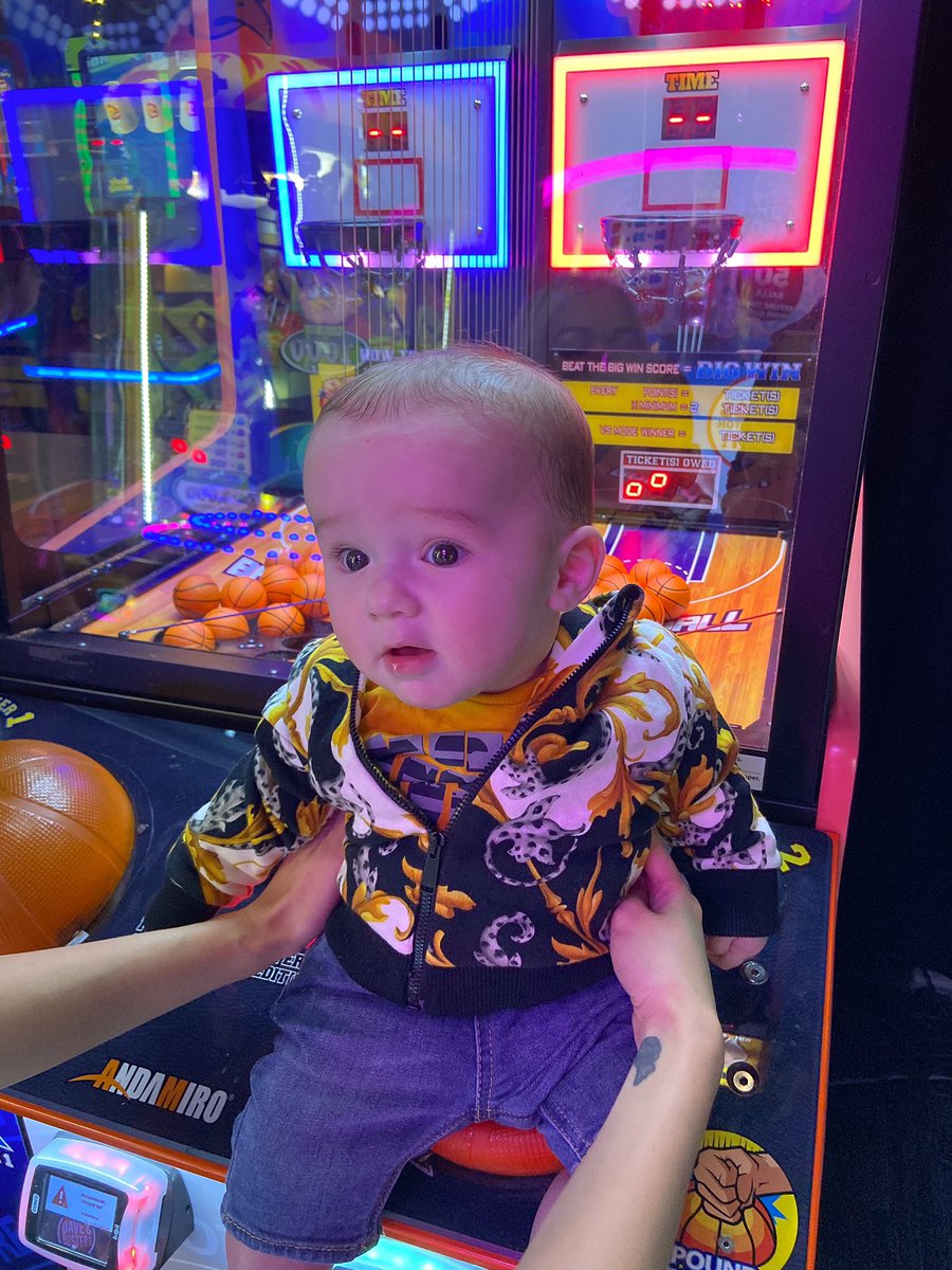 WhatsUpAxel's tweet photo. Only 5 months old and he is BALLIN’ 🏀🏆 rocking his @versace jacket
#versace #baby #kids #family #momlife #mondaythoughts #MondayMotivation https://t.co/PbiVDRYiYe