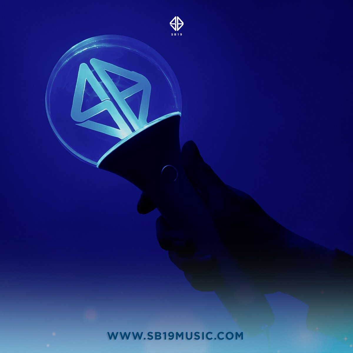 SB19Official's tweet photo. 📢 #SB19LightStickV3

The #SB19 Official Light Stick v3 is now available on our website for only P1499!

Designed by: Krystel Balading

Check out the features here ���

Get yours now at https://t.co/3MlvlC7smY 💙 https://t.co/sO8VBSxBr2