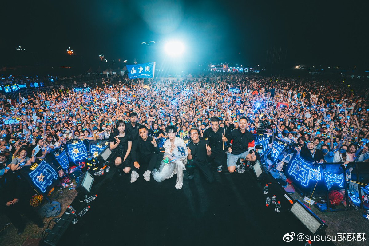 cpopfess's tweet photo. Cpop! Ingin rasanya jadi bagian di blue ocean fans Zhou Zhennan di festival musik kemarin 🥺🥺 https://t.co/1GcKp3CuwC