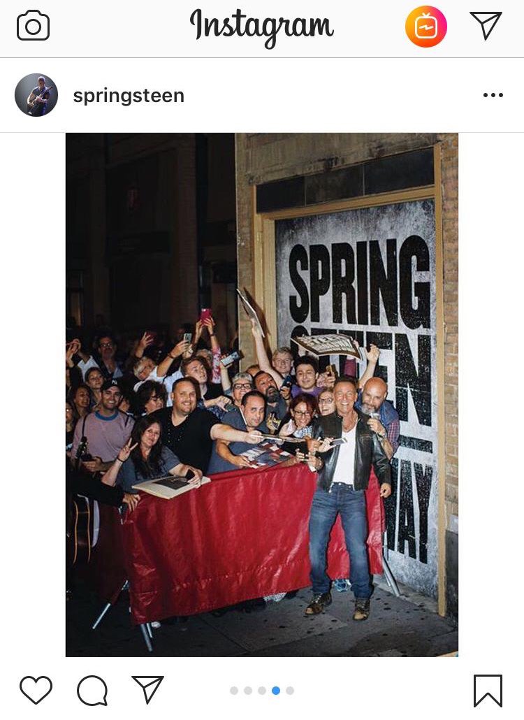 BDoltri's tweet image. Fu lโultima notte a NY.
In totale furono 12, 7 delle quali passate ad aspettare Lui.
Venne verso di noi, si lascio andare con la schiena addosso a me, i fotografi di @esquire scattarono ed il risultato fu questo.
#4Ottobre
#Buongiorno
#Springsteen
#FromItalyForBruce
#3AnniFa