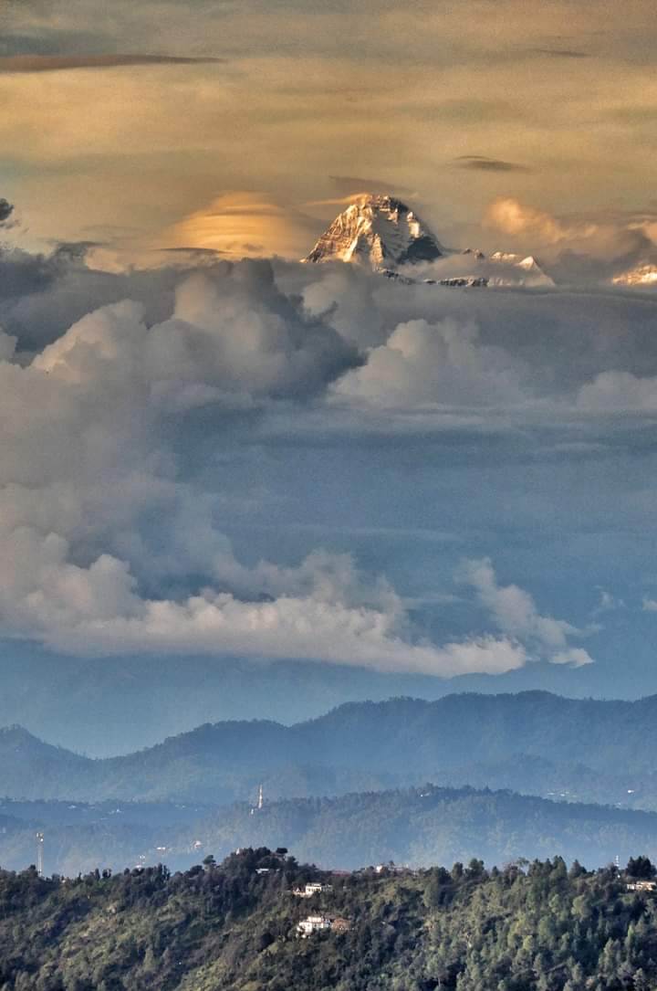 royal_pahadi0's tweet photo. A glimpse of Uttarakhand's holiest peak Nanda Devi, hidden in the clouds, from Satbunga Mukteshwar ❣️❣️

#exploreuttrakhand
 #DekhoApnaDesh
#IncredibleIndia
#simplyamazing #simplyheaven #mountains  #nature #responsibletourism 
#heaven #naturelovers @incredibleindia https://t.co/0jl9opYIKA