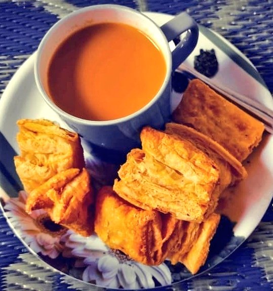 Mooon_Shinee's tweet photo. सारे गमों को आग में जलाकर, 
ले आएं हम उसी आग में चाय बनाकर!!
#goodmorning 🌸
#Mondayblues 💜 https://t.co/1dAOGiFBNk