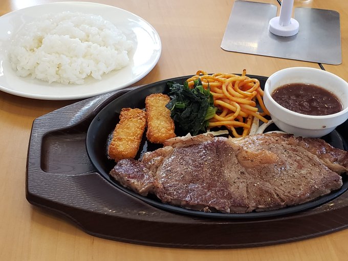 先日ガスト行った際に連れがトロピカルアイスティーが美味しかったつったからもう1回来た🤗

しかしお子様舌のぼくに紅茶の味が分からずそそくさと飲み干しコーラを注ぎにいくのであった

そして肉とシチュー!!! 