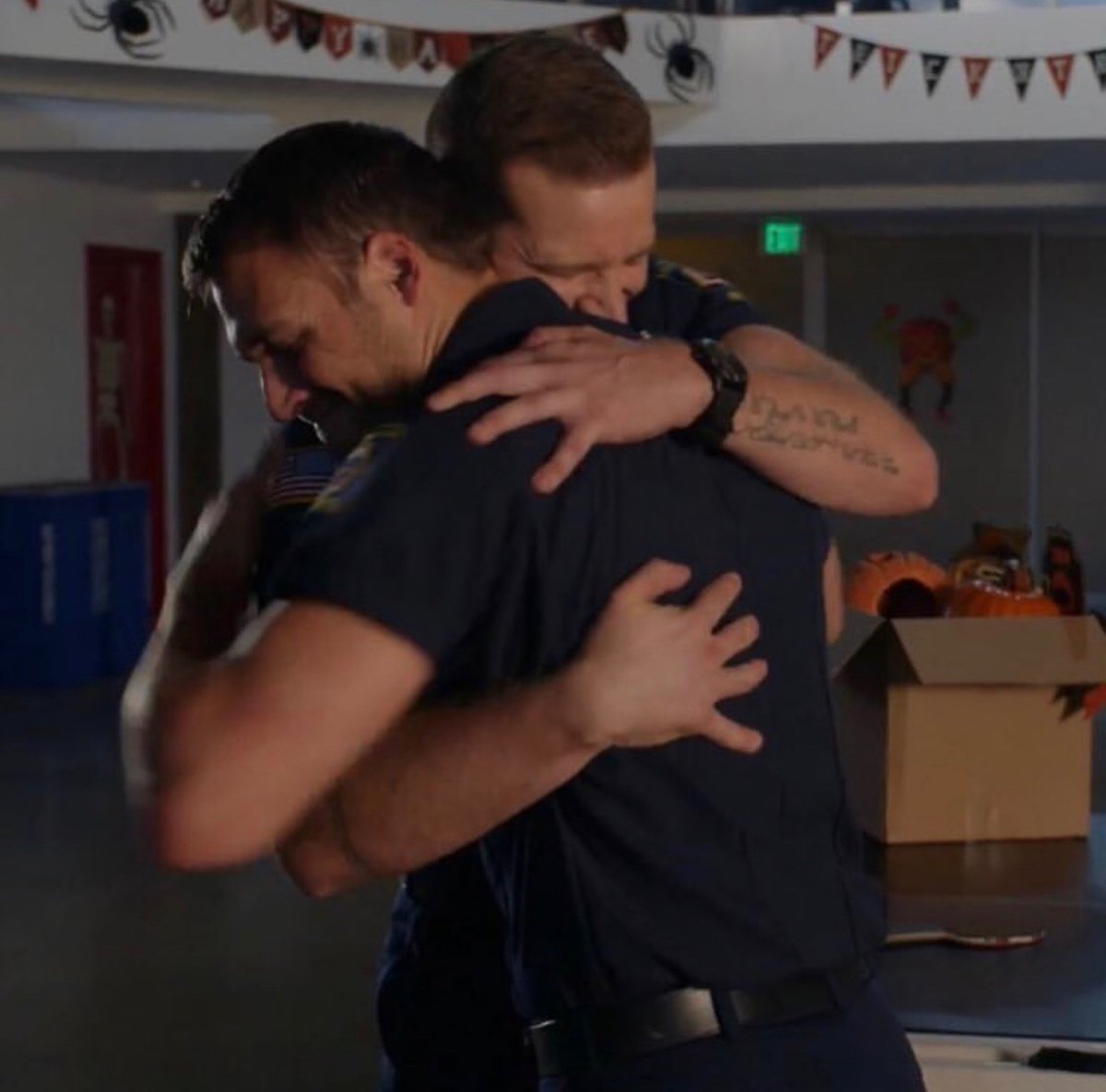 D_O_O_M_stan's tweet photo. Anyone else feel like a clown for shipping them? I feel like the writers are just toying with us at this point. The amount of times they risk their own lives for each other, and the way they look at each other... #BuddieEndgame #SupercorpEndgame #911onFOX #SupergirlCW https://t.co/X60MOufMrq