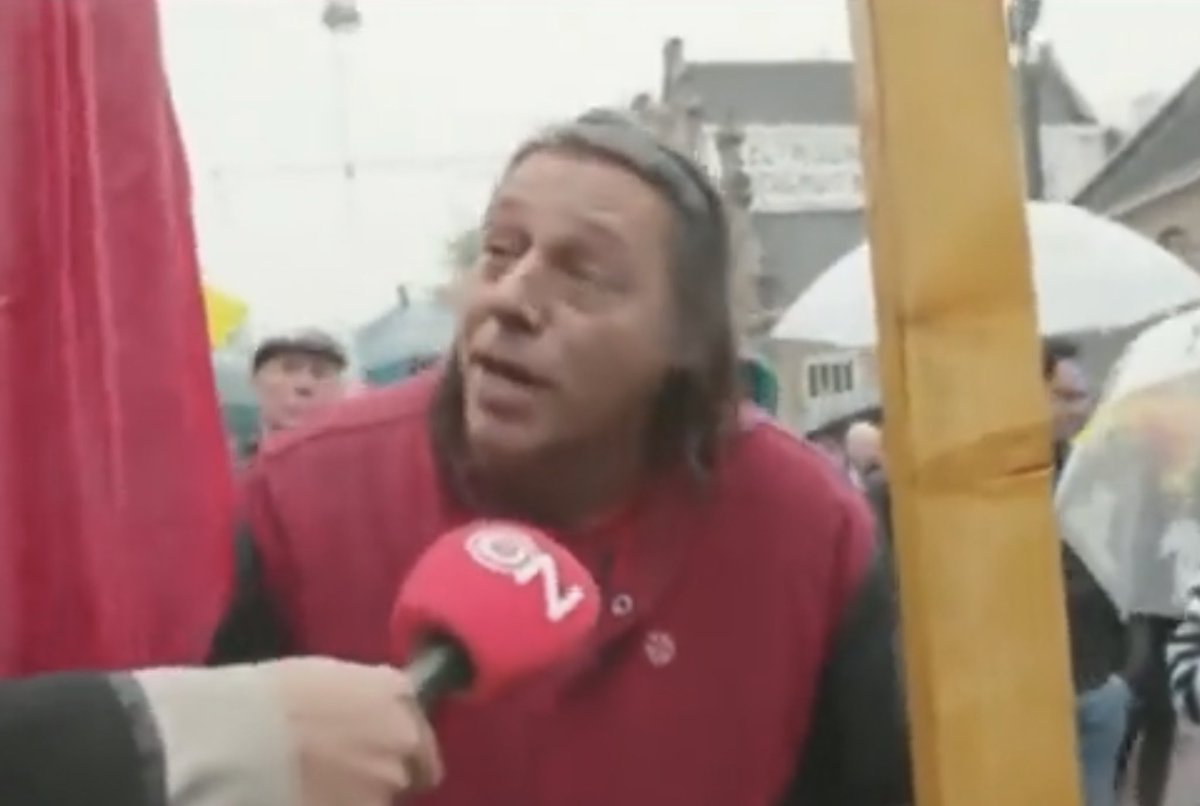 Dries_Mulder's tweet photo. Een demonstrant was gisteren niet op de hoogte van het nieuwste protestreglement:
“1. De #galg is uitsluitend bedoeld voor #klimaatprotesten.”
Wel fijn dat de mainstream media hierdoor wél aandacht had voor de #demonstratie #3oktoberAmsterdam https://t.co/kmNpB9aefi