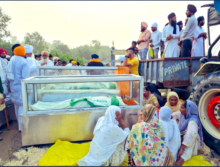 Naintwitting's tweet photo. लखीमपुर खीरी में शहीद हुए किसानों के शव. किसानों ने कहा, "जब तक दोषी गिरफ्तार नहीं होंगे तब तक अन्तिम संस्कार नहीं करेंगे।"
#लखीमपुर_किसान_नरसंहार https://t.co/R5EHOpeFFH