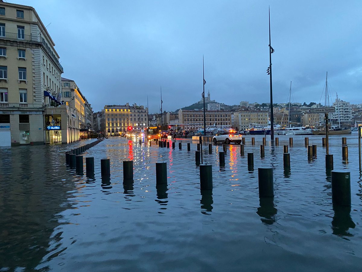 Gometmedia's tweet photo. [L’image] 🔴 Ce matin a #Marseille Zone inondée sur le Vieux-Port en bas de la Canebière. Prudence, ne pas s’engager. #alertemeteo Photo @geay_margot https://t.co/MqYs97hys6