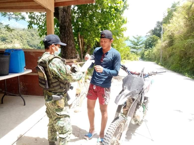 PNPDaguioman's tweet photo. Personnel of Daguioman MPS led by Pat Johnson Berras conducted strict implementation of minimum health standard protocols during GCQ at the established QCP Baniwas, Cabaruyan Daguioman Abra , and distributed face masks to the passerby thereat. https://t.co/QMauaY6vCs