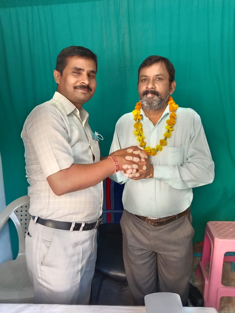 Shridan_Trust's tweet photo. डॉक्टर रामध्यान यादव जी आज से हमारे श्रीदान ट्रस्ट स्वास्थ सेवा केंद्र में शामिल हों गए है और अब यह लोगो की स्वास्थ संबंधित जांच करेंगे और आप सभी को स्वास्थ रखने में अपना सहयोग देंगे। https://t.co/9Ex1mDjTgf