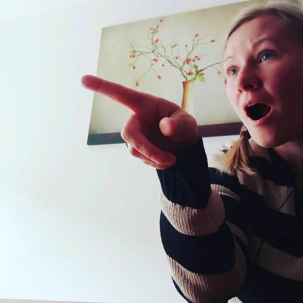 JohnRebekka's tweet image. Schon wieder Montag! 🌼 Ich wünsche euch einen kreativen Start in die Woche. #schreibenschreibenschreiben #schreibenmachtglücklich #schreibdeinbuch #kreativesschreiben #kreativsein #montagmorgen