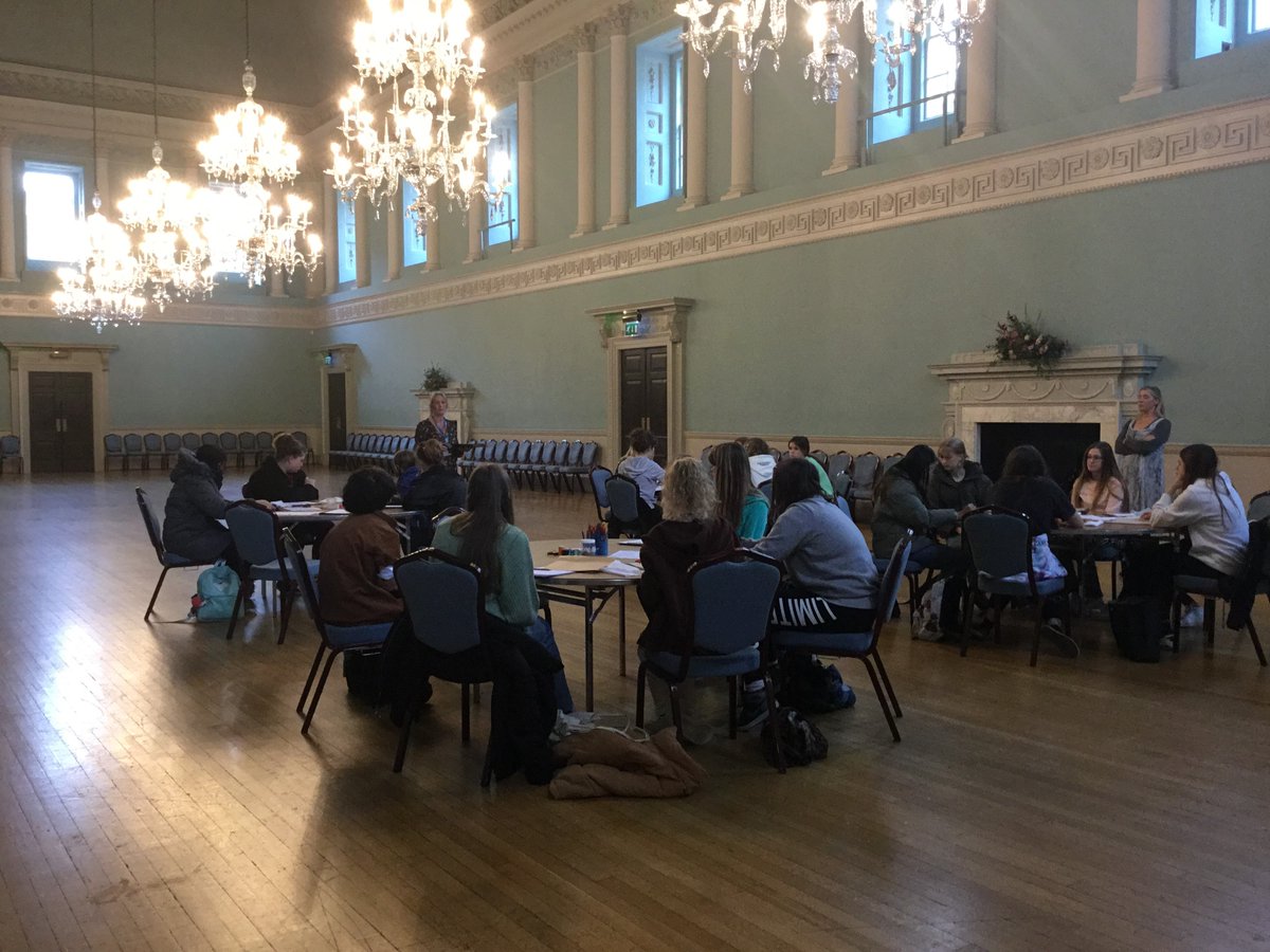wallingford4140's tweet photo. ...and learnt how to make Suffolk Puffs, also known as Yo-yos.
@fashion_museum_bath #ws_textiles #ws_year11 #fashion #suffolkpuffs #ruching #pleating #fashionmuseumbath https://t.co/7JTPfECcbU