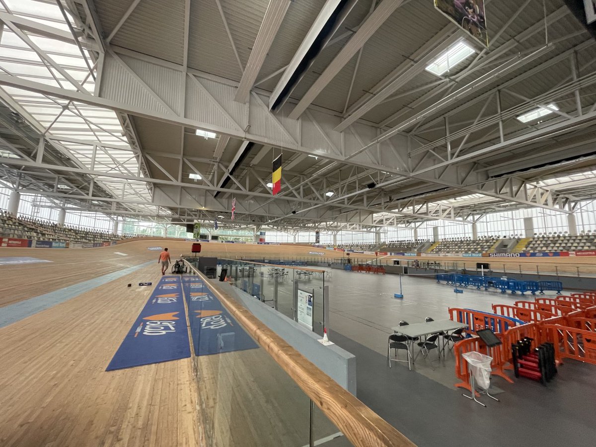 ManonMella's tweet image. Aujourd&apos;hui dans #Génération2022 on sera avec le jeune pistard @theo_bracke au vélodrome Jean Stablinski à Roubaix. A 19 ans, il est double champion de France de cyclisme sur piste et se prépare aux #JO2024🚴‍♂️ #ParisRoubaix 

📻 12h55, 15h25 et 19h55 sur @franceinfo