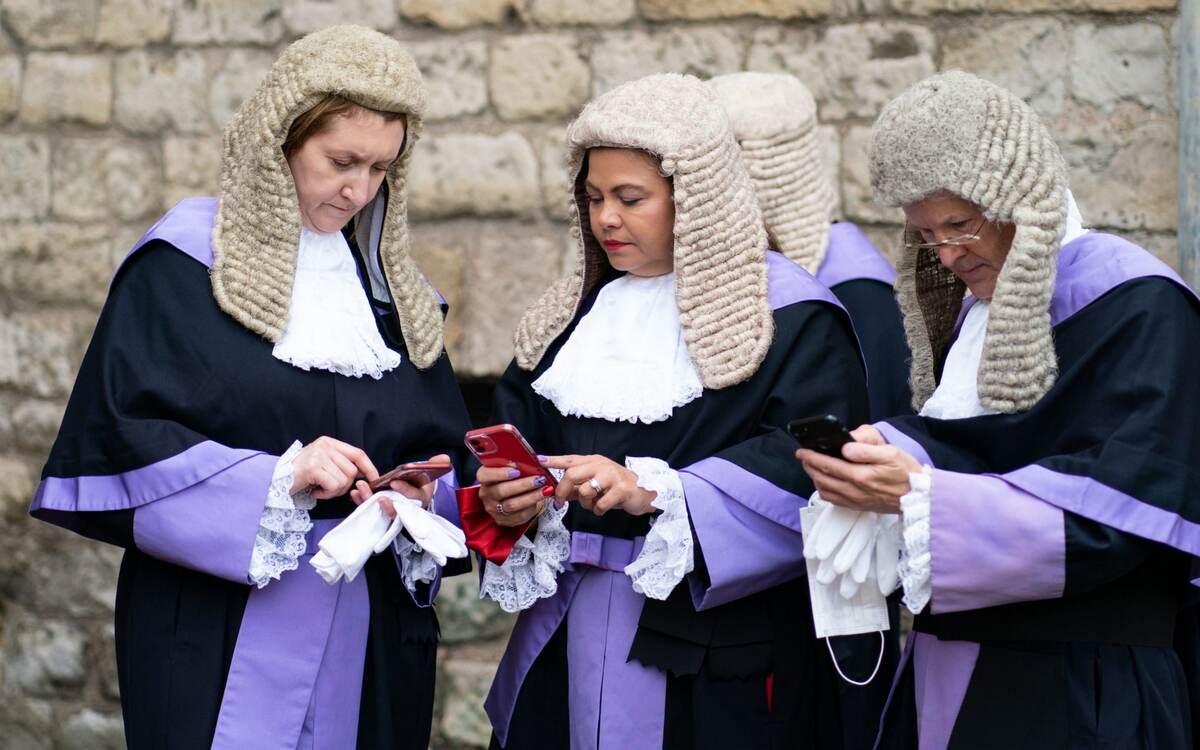 Judges use their phones as they wait outside the west door of Westminster Abbey, London, ahead of the annual Judges Service, which marks the start of the new legal year
Credit: Dominic Lipinski/PA Wire

Candy Crush, or Pokemon Go? https://t.co/9hxohgAN6t