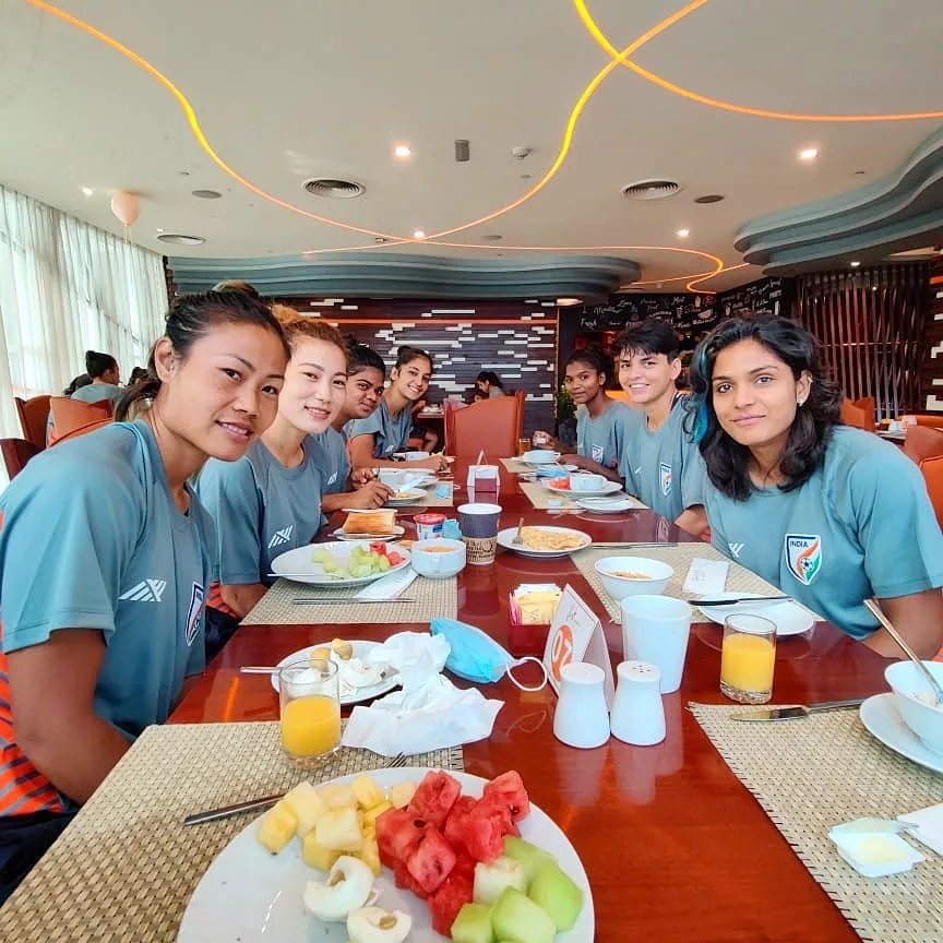 IndianFootball's tweet photo. Breakfast 🍳 of Champions 💪

From 🇲🇻 to 🇦🇪

#BackTheBlue 💙 #BlueTigers 🐯 #ShePower 👧 #IndianFootball ⚽ https://t.co/G2uoeLExj5