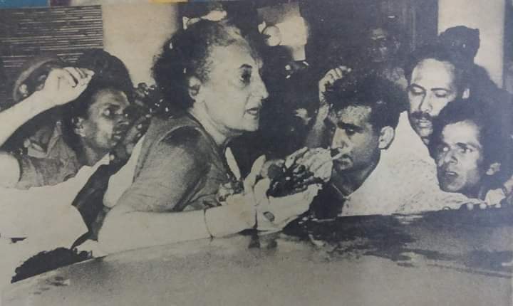 salman7khurshid's tweet photo. 3 अक्टूबर 1977 स्व. श्रीमती इंदिरा गांधी जी की गिरफ्तारी।
3 अक्टूबर 2021 @priyankagandhi  जी की गिरफ्तारी।

इतिहास फिर दोहरा रहा है। @RahulGandhi
@INCIndia
#लखीमपुर_किसान_नरसंहार https://t.co/StyBNcWtha