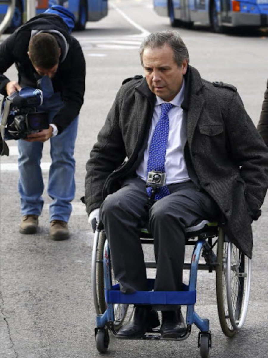 esecundarios's tweet photo. Iberdrola compra una silla especial para su vicepresidente Antonio Miguel Carmona para poder desplazar el enorme peso de sus cojonazos. https://t.co/PeXdGdlOUQ