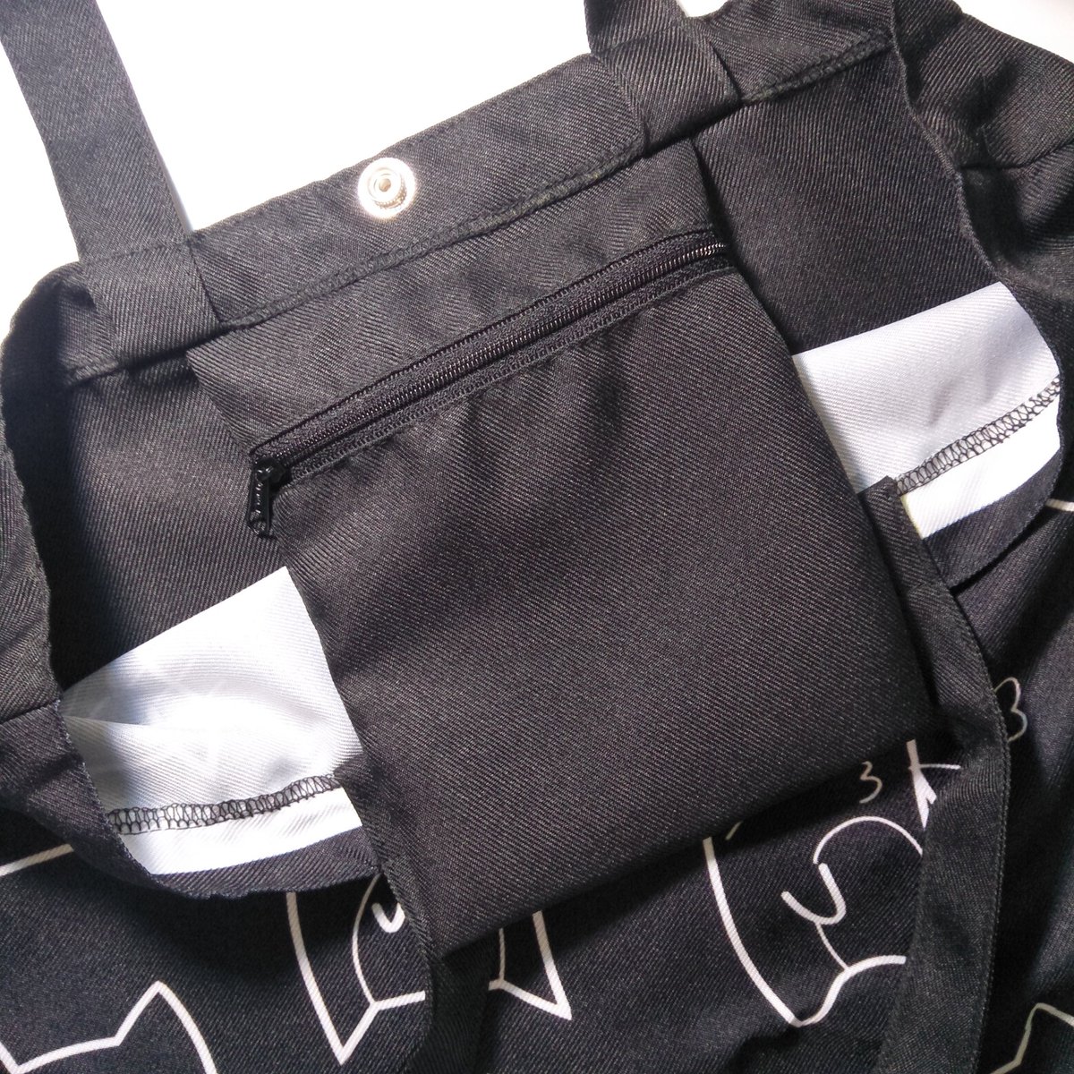 ahjoostudio's tweet photo. #AHPDATES

the totes are finally here! super duper inlove with it! size comparison with an A5 binder. My 14" laptop also fits inside, since there's a 3" base you can also put your tumbler or umbrella 💗 https://t.co/e4Z2ABQbGK