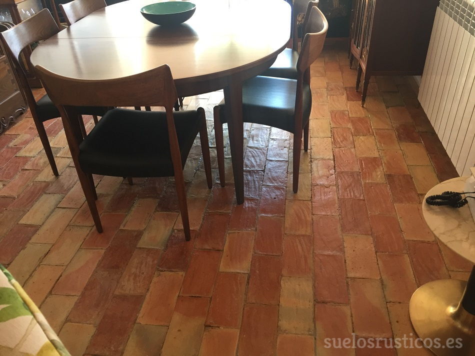 SuelosB's tweet photo. Recuperación suelo de barro antiguo interior.
#terracota #terracuita #fang #soleria #recuperacion #restauracion #barroantiguo #barrococido #Aplicación #suelosrusticos #suelorustico #suelosbonitos #suelosconencanto #aceitesuelos #barnizterracota #barnizmora #aceitedemora #barro https://t.co/eruEhfUcxY