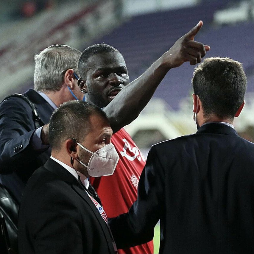 Koulibaly Kalidou (@kkoulibaly26) on Twitter photo «Scimmia di merda».
«Putain de singe».
«Fucking monkey».
Mi hanno chiamato così.
Questi soggetti non c’entrano con lo sport.
Vanno identificati e tenuti fuori dagli stadi: per sempre.
🤜🏿 #KK #NoToRacism 🤛🏻
📸 <a href="/mattinodinapoli/">Il Mattino</a> «Scimmia di merda».
«Putain de singe».
«Fucking monkey».
Mi hanno chiamato così.
Questi soggetti non c’entrano con lo sport.
Vanno identificati e tenuti fuori dagli stadi: per sempre.
🤜🏿 #KK #NoToRacism 🤛🏻
📸 <a href="/mattinodinapoli/">Il Mattino</a>