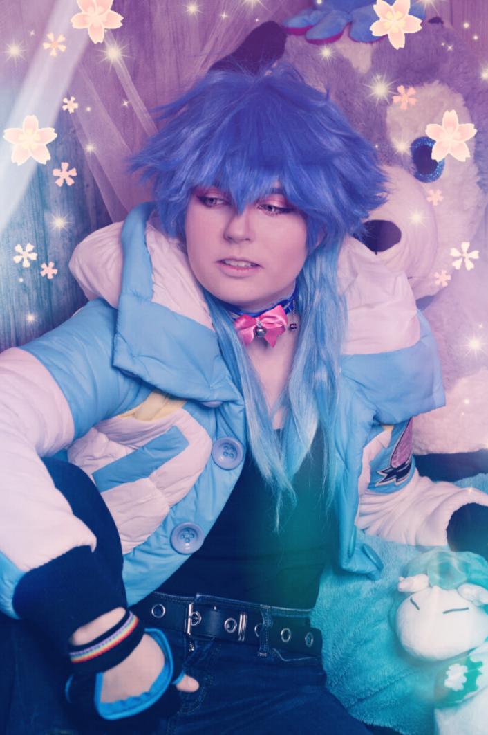KittensAreaShop's tweet photo. 💙⛓️☆𝔸𝕠𝕓𝕒 𝕊𝕖𝕣𝕒𝕘𝕒𝕜𝕚☆⛓️💙
.
This is my beautiful girlfriend wearing the Aoba Collar I designed as Aoba! xD
°
°
#smallbusiness #handmade #cute #KittensArea #kawaii #safespace #collar #choker #aobaseragaki #dramaticalmurder #dmmd #aobaseragakicosplay #dmmdcosplay #aoba https://t.co/SKo7blyLdH