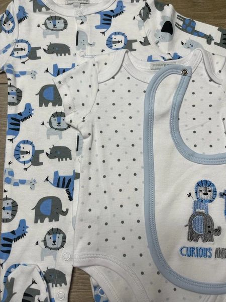 baby_basket1's tweet photo. This 5 piece set by Nursery Time contains a sleepsuit, vest, hat, bib and mittens. A safari printed pattern all over with curious and brave written on the bib.
#cute #sleepsuit #vest #set #smallbusiness #newbusiness #supportsmallbusinesses #animalpattern #safari #baby https://t.co/9sy2VS7TbS